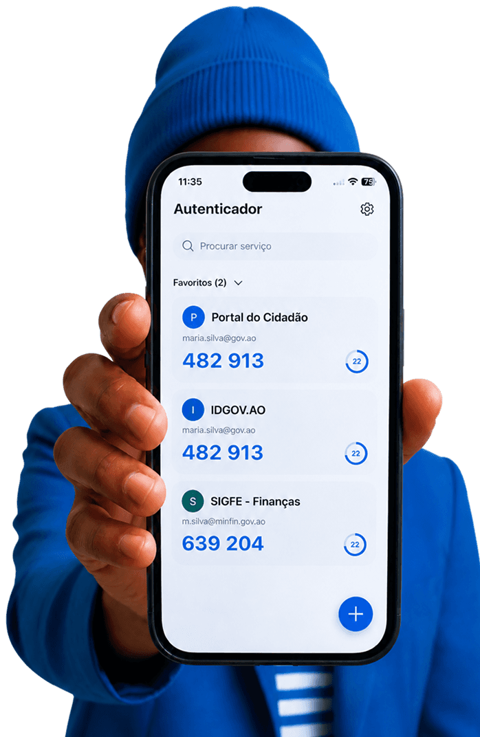 Cidadão a mostrar a aplicação Autenticador no telemóvel